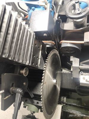 TORSEL de haute précision CNC fonctionne avec une lame de scie circulaire