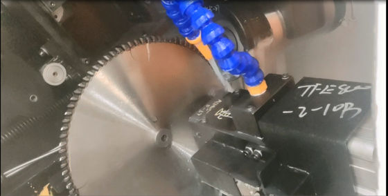 Appareil de découpe de lame de scie à angle de vis à fonction CNC